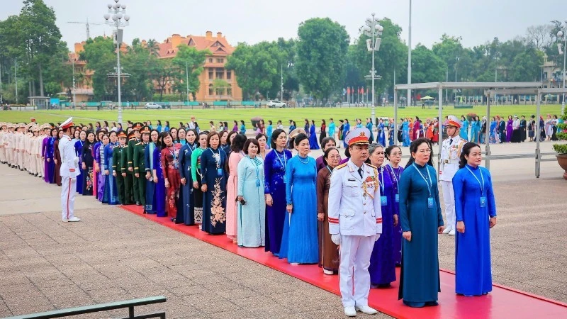 Đoàn đại biểu dự Đại hội Phụ nữ toàn quốc lần thứ XIV vào Lăng viếng Chủ tịch Hồ Chí Minh Đoàn đại biểu dự Đại hội Phụ nữ toàn quốc lần thứ XIV vào Lăng viếng Chủ tịch Hồ Chí Minh