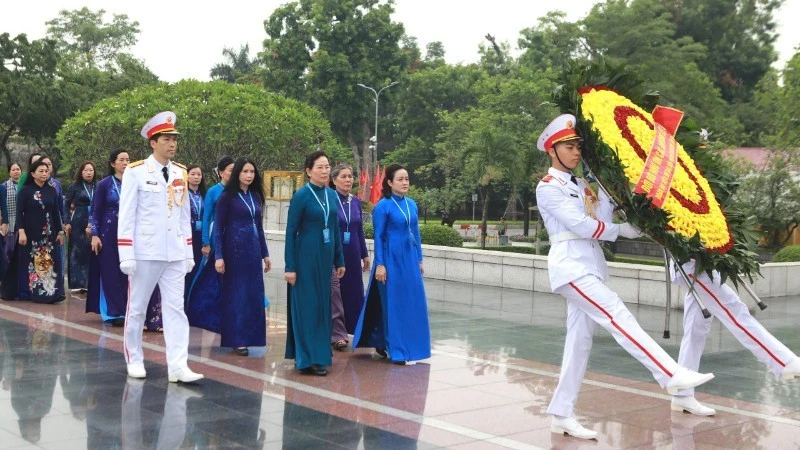 Đoàn đại biểu dự Đại hội Phụ nữ toàn quốc lần thứ XIV vào Lăng viếng Chủ tịch Hồ Chí Minh Đoàn đại biểu dự Đại hội Phụ nữ toàn quốc lần thứ XIV vào Lăng viếng Chủ tịch Hồ Chí Minh
