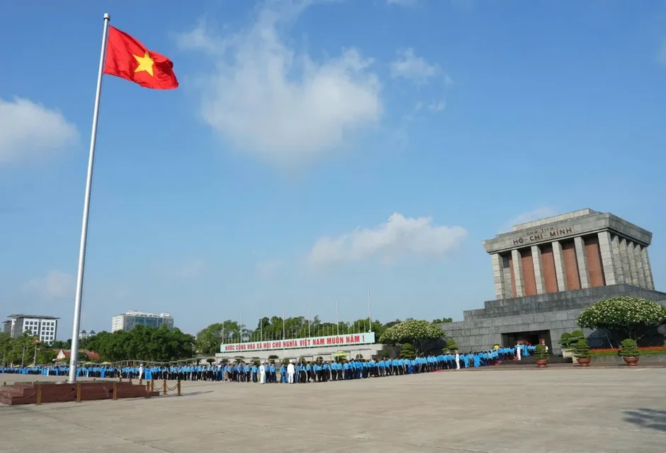 Đoàn đại biểu dự Đại hội XIV Công đoàn Việt Nam vào Lăng viếng Chủ tịch Hồ Chí Minh Đoàn đại biểu dự Đại hội XIV Công đoàn Việt Nam vào Lăng viếng Chủ tịch Hồ Chí Minh
