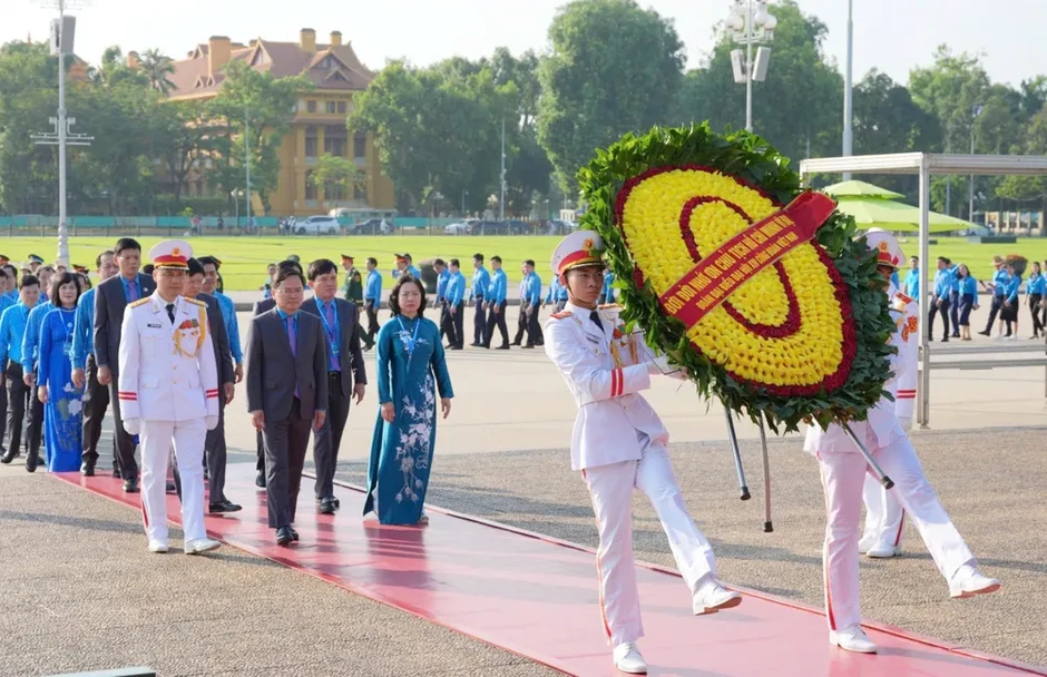 Đoàn đại biểu dự Đại hội XIV Công đoàn Việt Nam vào Lăng viếng Chủ tịch Hồ Chí Minh Đoàn đại biểu dự Đại hội XIV Công đoàn Việt Nam vào Lăng viếng Chủ tịch Hồ Chí Minh