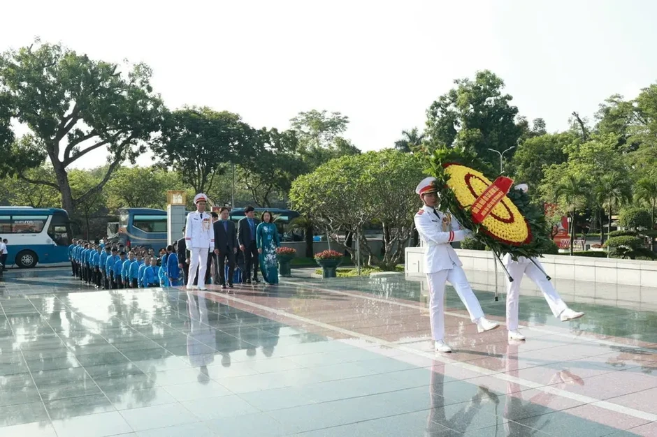 Đoàn đại biểu dự Đại hội XIV Công đoàn Việt Nam vào Lăng viếng Chủ tịch Hồ Chí Minh Đoàn đại biểu dự Đại hội XIV Công đoàn Việt Nam vào Lăng viếng Chủ tịch Hồ Chí Minh
