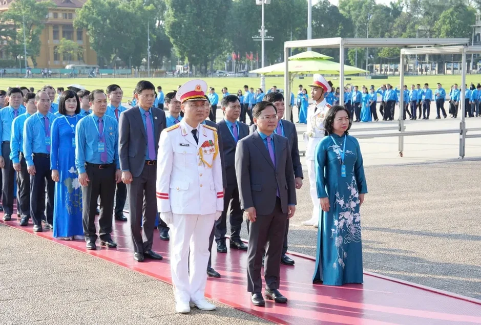 Đoàn đại biểu dự Đại hội XIV Công đoàn Việt Nam vào Lăng viếng Chủ tịch Hồ Chí Minh Đoàn đại biểu dự Đại hội XIV Công đoàn Việt Nam vào Lăng viếng Chủ tịch Hồ Chí Minh