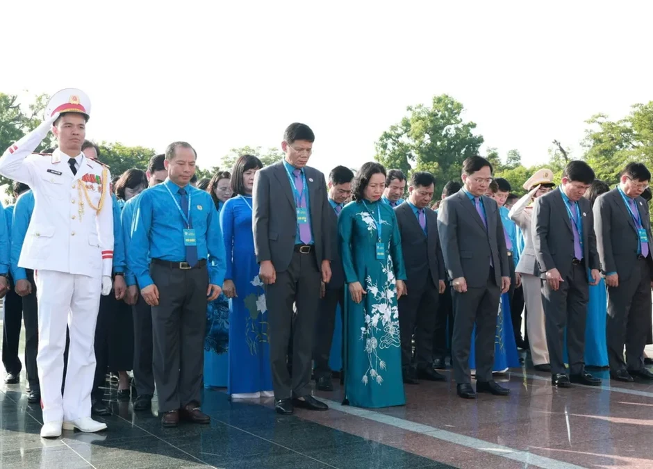 Đoàn đại biểu dự Đại hội XIV Công đoàn Việt Nam vào Lăng viếng Chủ tịch Hồ Chí Minh Đoàn đại biểu dự Đại hội XIV Công đoàn Việt Nam vào Lăng viếng Chủ tịch Hồ Chí Minh
