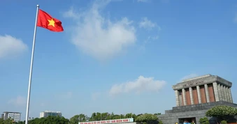 Đoàn đại biểu dự Đại hội XIV Công đoàn Việt Nam vào Lăng viếng Chủ tịch Hồ Chí Minh