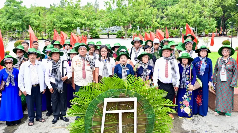 Đoàn đại biểu Hội Chiến sĩ cách mạng bị địch bắt tù đày TPHCM dâng hương tại Côn Đảo Đoàn đại biểu Hội Chiến sĩ cách mạng bị địch bắt tù đày TPHCM dâng hương tại Côn Đảo