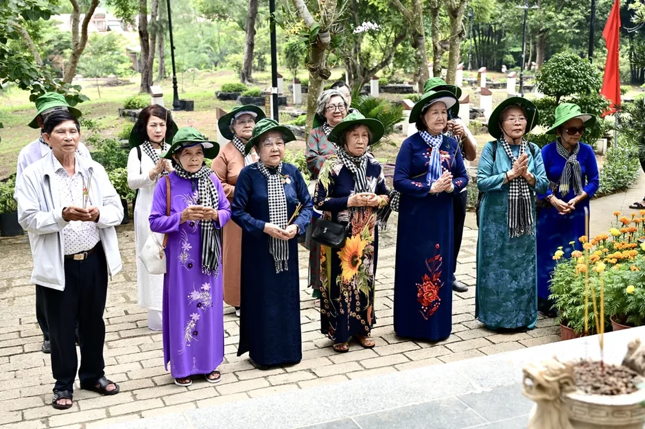 Đoàn đại biểu Hội Chiến sĩ cách mạng bị địch bắt tù đày TPHCM dâng hương tại Côn Đảo Đoàn đại biểu Hội Chiến sĩ cách mạng bị địch bắt tù đày TPHCM dâng hương tại Côn Đảo