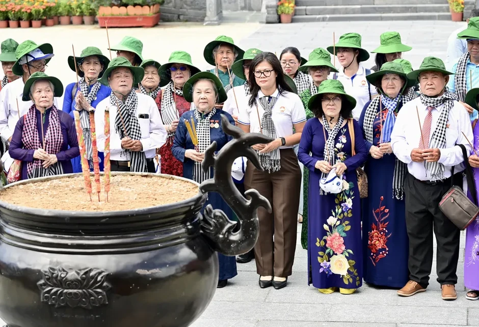 Đoàn đại biểu Hội Chiến sĩ cách mạng bị địch bắt tù đày TPHCM dâng hương tại Côn Đảo Đoàn đại biểu Hội Chiến sĩ cách mạng bị địch bắt tù đày TPHCM dâng hương tại Côn Đảo
