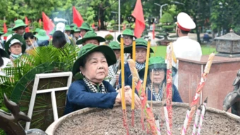 Đoàn đại biểu Hội Chiến sĩ cách mạng bị địch bắt tù đày TPHCM dâng hương tại Côn Đảo