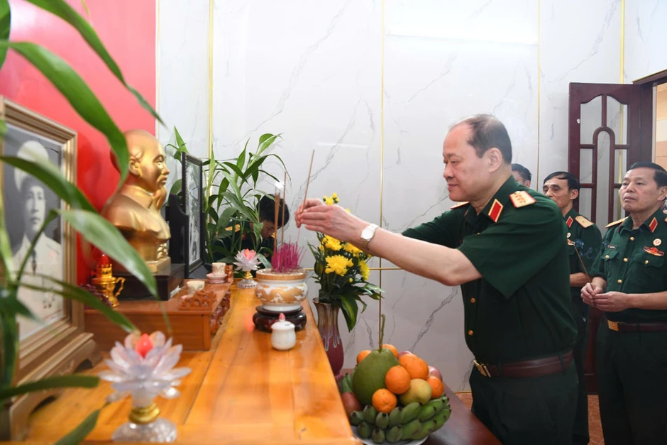 Đoàn đại biểu Hội Cựu chiến binh Việt Nam tham quan Bảo tàng Quân đoàn 34 Đoàn đại biểu Hội Cựu chiến binh Việt Nam tham quan Bảo tàng Quân đoàn 34