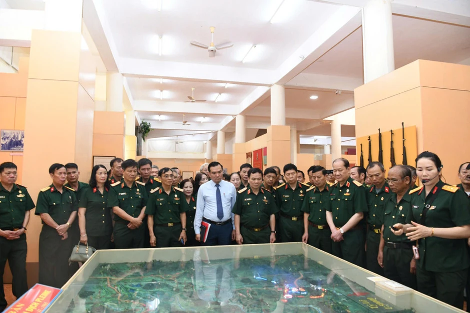 Đoàn đại biểu Hội Cựu chiến binh Việt Nam tham quan Bảo tàng Quân đoàn 34 Đoàn đại biểu Hội Cựu chiến binh Việt Nam tham quan Bảo tàng Quân đoàn 34