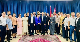 Đoàn đại biểu TPHCM thăm Đại sứ quán Việt Nam tại Singapore