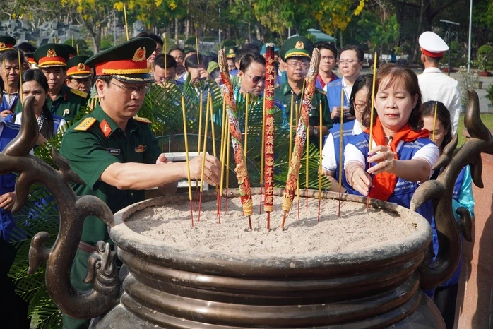 Đoàn đại biểu TPHCM và Bộ Tư lệnh Vùng Cảnh sát biển 3 dâng hương liệt sĩ tại Côn Đảo Đoàn đại biểu TPHCM và Bộ Tư lệnh Vùng Cảnh sát biển 3 dâng hương liệt sĩ tại Côn Đảo