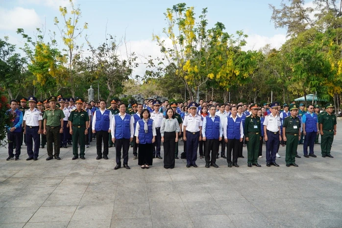 Đoàn đại biểu TPHCM và Bộ Tư lệnh Vùng Cảnh sát biển 3 dâng hương liệt sĩ tại Côn Đảo Đoàn đại biểu TPHCM và Bộ Tư lệnh Vùng Cảnh sát biển 3 dâng hương liệt sĩ tại Côn Đảo