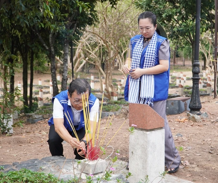 Đoàn đại biểu TPHCM và Bộ Tư lệnh Vùng Cảnh sát biển 3 dâng hương liệt sĩ tại Côn Đảo Đoàn đại biểu TPHCM và Bộ Tư lệnh Vùng Cảnh sát biển 3 dâng hương liệt sĩ tại Côn Đảo