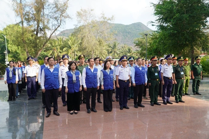 Đoàn đại biểu TPHCM và Bộ Tư lệnh Vùng Cảnh sát biển 3 dâng hương liệt sĩ tại Côn Đảo Đoàn đại biểu TPHCM và Bộ Tư lệnh Vùng Cảnh sát biển 3 dâng hương liệt sĩ tại Côn Đảo