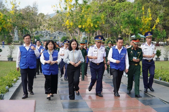 Đoàn đại biểu TPHCM và Bộ Tư lệnh Vùng Cảnh sát biển 3 dâng hương liệt sĩ tại Côn Đảo Đoàn đại biểu TPHCM và Bộ Tư lệnh Vùng Cảnh sát biển 3 dâng hương liệt sĩ tại Côn Đảo
