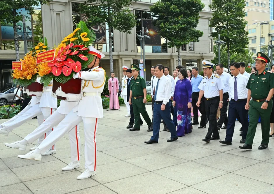 Đoàn đại biểu Trung ương và TPHCM dâng hoa tưởng nhớ Chủ tịch Hồ Chí Minh Đoàn đại biểu Trung ương và TPHCM dâng hoa tưởng nhớ Chủ tịch Hồ Chí Minh
