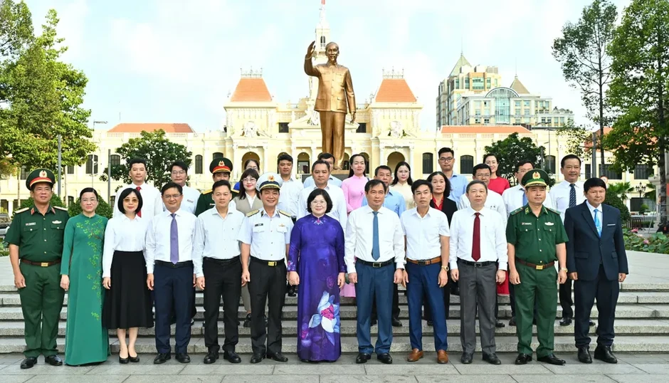 Đoàn đại biểu Trung ương và TPHCM dâng hoa tưởng nhớ Chủ tịch Hồ Chí Minh Đoàn đại biểu Trung ương và TPHCM dâng hoa tưởng nhớ Chủ tịch Hồ Chí Minh