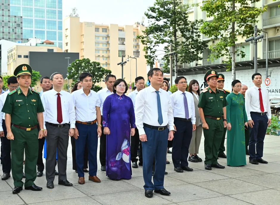 Đoàn đại biểu Trung ương và TPHCM dâng hoa tưởng nhớ Chủ tịch Hồ Chí Minh Đoàn đại biểu Trung ương và TPHCM dâng hoa tưởng nhớ Chủ tịch Hồ Chí Minh