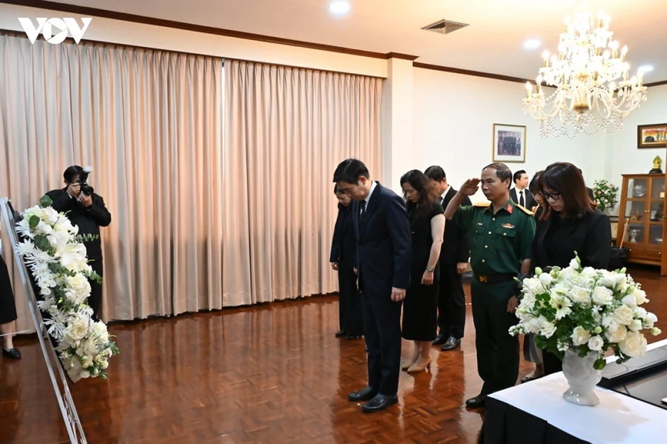 Đoàn Đại sứ quán Việt Nam tại Thái Lan viếng Chủ tịch Quốc hội Lào Đoàn Đại sứ quán Việt Nam tại Thái Lan viếng Chủ tịch Quốc hội Lào