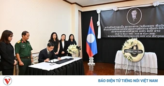 Đoàn Đại sứ quán Việt Nam tại Thái Lan viếng Chủ tịch Quốc hội Lào