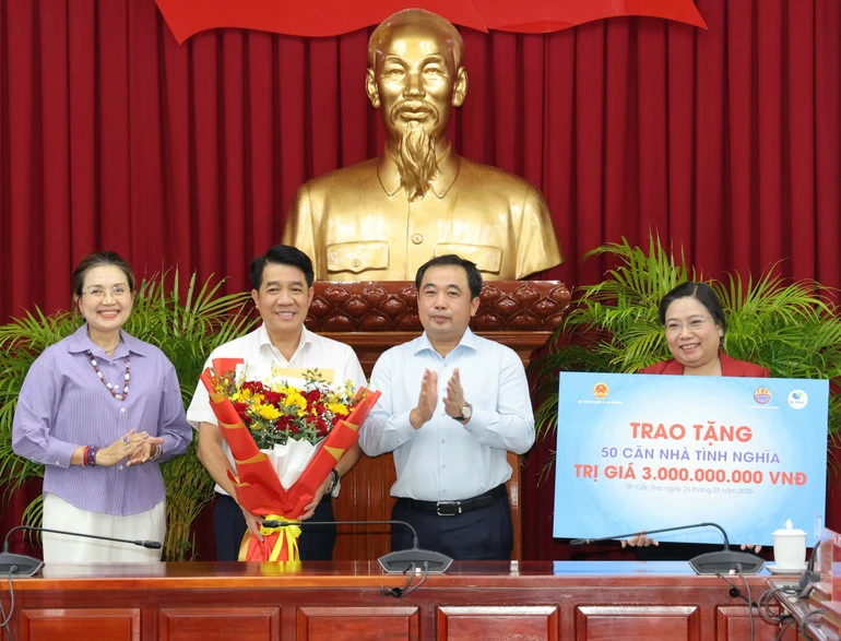Đoàn kiểm tra, giám sát của Bộ Chính trị làm việc với Ban Thường vụ Thành ủy Cần Thơ Đoàn kiểm tra, giám sát của Bộ Chính trị làm việc với Ban Thường vụ Thành ủy Cần Thơ