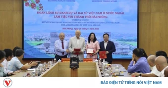 Đoàn Lãnh sự danh dự Việt Nam ở nước ngoài thăm và làm việc tại TP Hải Phòng