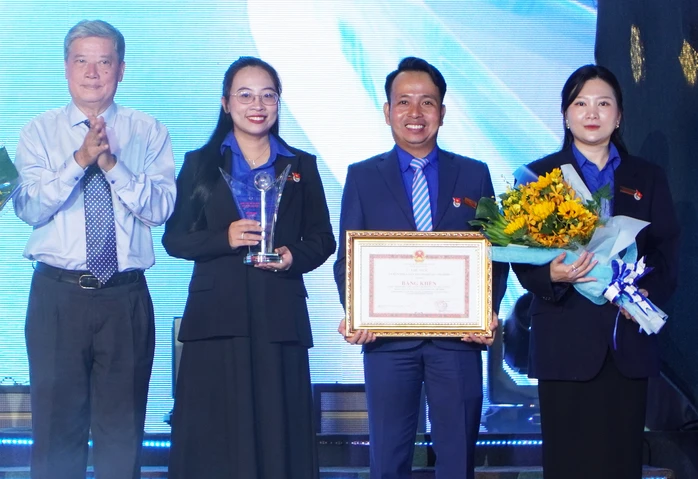 Đoàn Thanh niên TinVina được trao giải thưởng Hồ Hảo Hớn