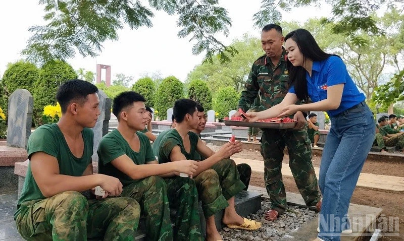 Đoàn Thanh niên Trường trung học phổ thông Thanh Nưa "tiếp sức" cán bộ, chiến sĩ đang thực hiện "Chiến dịch 500 ngày đêm" Đoàn Thanh niên Trường trung học phổ thông Thanh Nưa "tiếp sức" cán bộ, chiến sĩ đang thực hiện "Chiến dịch 500 ngày đêm"