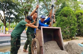 Đoàn Thanh niên Trường trung học phổ thông Thanh Nưa "tiếp sức" cán bộ, chiến sĩ đang thực hiện "Chiến dịch 500 ngày đêm"