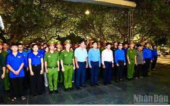 Đoàn viên thanh niên tỉnh Điện Biên thắp nến tri ân các Anh hùng liệt sĩ tại Nghĩa trang Liệt sĩ A1