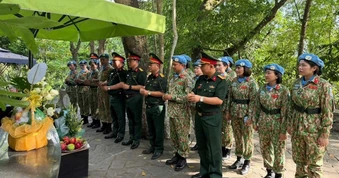 Đội Công binh số 5 dâng hương tri ân Chủ tịch Hồ Chí Minh trước khi lên đường làm nhiệm vụ