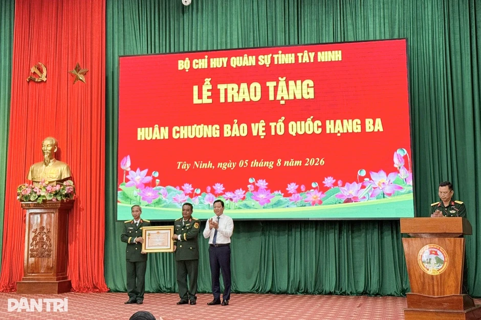 Đội K73 ở Tây Ninh nhận Huân chương Bảo vệ Tổ quốc hạng Ba Đội K73 ở Tây Ninh nhận Huân chương Bảo vệ Tổ quốc hạng Ba