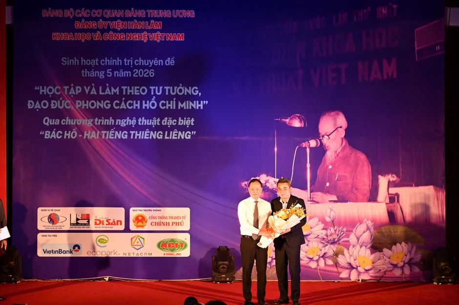Đổi mới cách thức sinh hoạt chính trị qua chương trình nghệ thuật đặc biệt “Bác Hồ - Hai tiếng thiêng liêng” Đổi mới cách thức sinh hoạt chính trị qua chương trình nghệ thuật đặc biệt “Bác Hồ - Hai tiếng thiêng liêng”