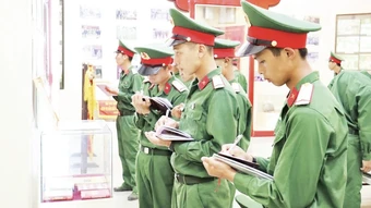 Đổi mới công tác chính trị, tư tưởng