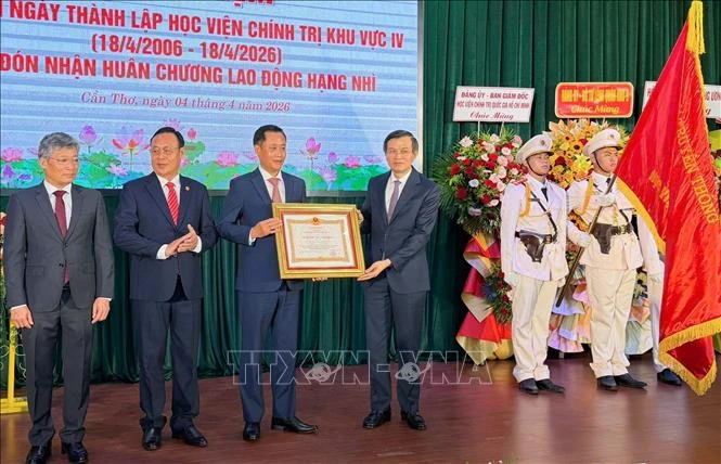 Đổi mới mạnh mẽ công tác đào tạo, bồi dưỡng cán bộ của Đảng Đổi mới mạnh mẽ công tác đào tạo, bồi dưỡng cán bộ của Đảng