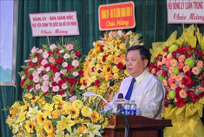 Đổi mới mạnh mẽ công tác đào tạo, bồi dưỡng cán bộ của Đảng Đổi mới mạnh mẽ công tác đào tạo, bồi dưỡng cán bộ của Đảng
