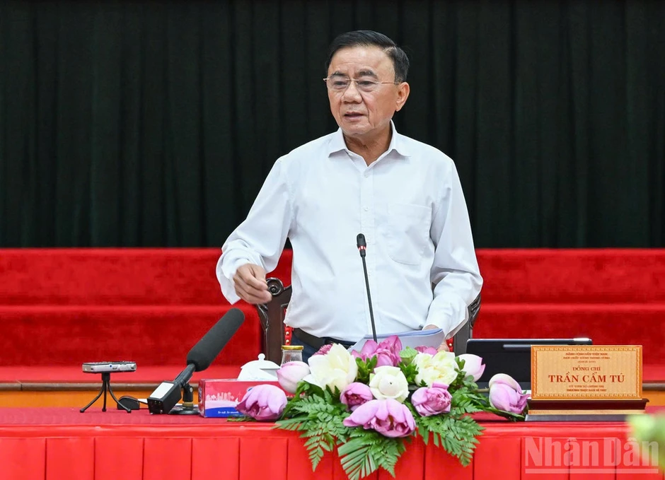 Đổi mới mạnh mẽ tư duy, tác phong công tác theo hướng thiết thực, hiệu quả Đổi mới mạnh mẽ tư duy, tác phong công tác theo hướng thiết thực, hiệu quả