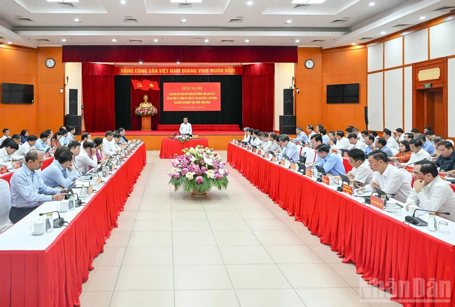 Đổi mới mạnh mẽ tư duy, tác phong công tác theo hướng thiết thực, hiệu quả Đổi mới mạnh mẽ tư duy, tác phong công tác theo hướng thiết thực, hiệu quả