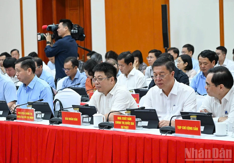 Đổi mới mạnh mẽ tư duy, tác phong công tác theo hướng thiết thực, hiệu quả Đổi mới mạnh mẽ tư duy, tác phong công tác theo hướng thiết thực, hiệu quả