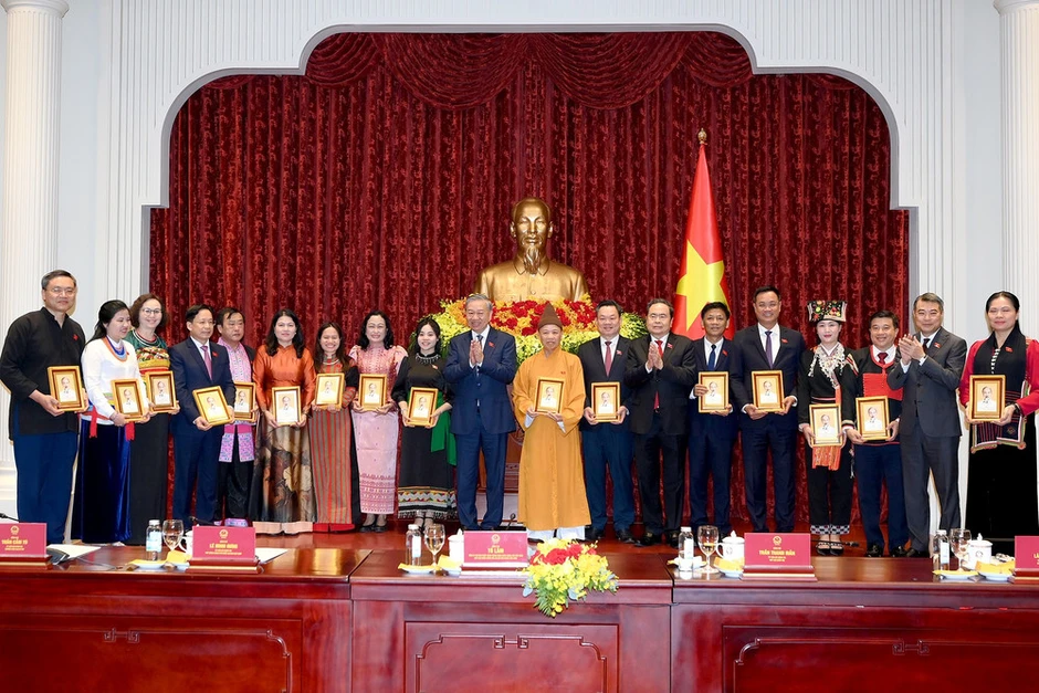 Đổi mới tư duy, hoàn thiện thể chế về công tác dân tộc, chính sách dân tộc Đổi mới tư duy, hoàn thiện thể chế về công tác dân tộc, chính sách dân tộc