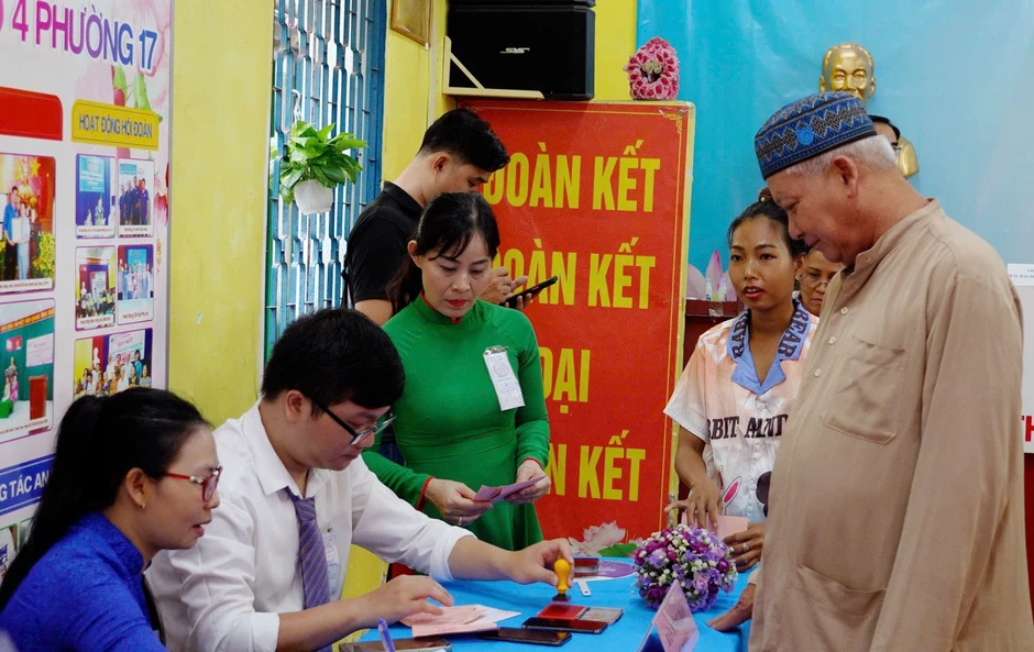 Đồng bào Chăm, Khmer tại TP Hồ Chí Minh thực hiện quyền công dân trong ngày bầu cử Đồng bào Chăm, Khmer tại TP Hồ Chí Minh thực hiện quyền công dân trong ngày bầu cử