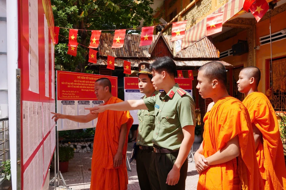 Đồng bào Chăm, Khmer tại TP Hồ Chí Minh thực hiện quyền công dân trong ngày bầu cử Đồng bào Chăm, Khmer tại TP Hồ Chí Minh thực hiện quyền công dân trong ngày bầu cử