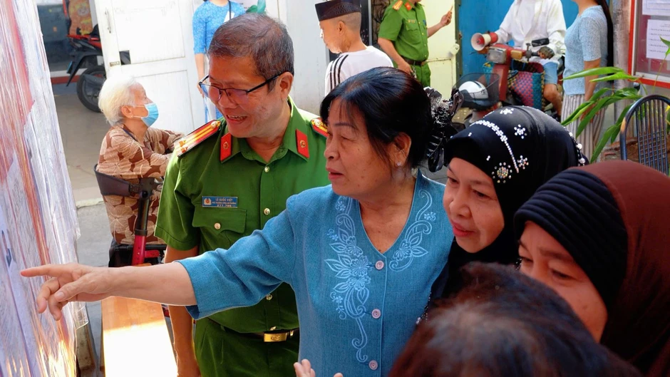 Đồng bào Chăm, Khmer tại TP Hồ Chí Minh thực hiện quyền công dân trong ngày bầu cử Đồng bào Chăm, Khmer tại TP Hồ Chí Minh thực hiện quyền công dân trong ngày bầu cử