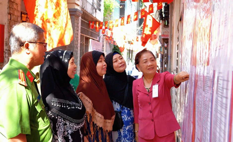 Đồng bào Chăm, Khmer tại TP Hồ Chí Minh thực hiện quyền công dân trong ngày bầu cử Đồng bào Chăm, Khmer tại TP Hồ Chí Minh thực hiện quyền công dân trong ngày bầu cử