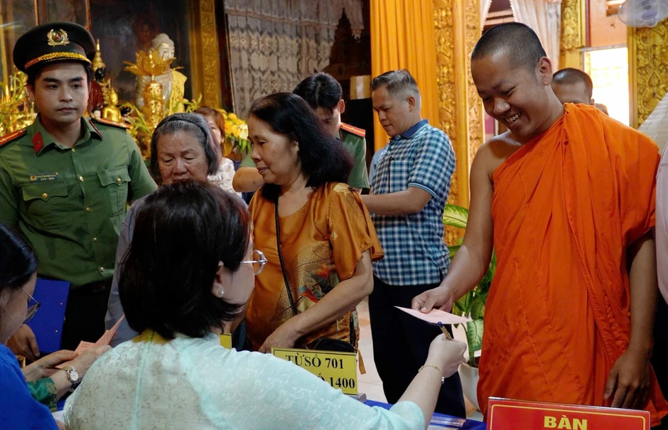 Đồng bào Chăm, Khmer tại TP Hồ Chí Minh thực hiện quyền công dân trong ngày bầu cử Đồng bào Chăm, Khmer tại TP Hồ Chí Minh thực hiện quyền công dân trong ngày bầu cử
