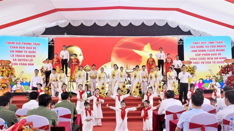 Đồng chí Đoàn Minh Huấn dự Ngày hội toàn dân bảo vệ an ninh Tổ quốc tại Nghệ An