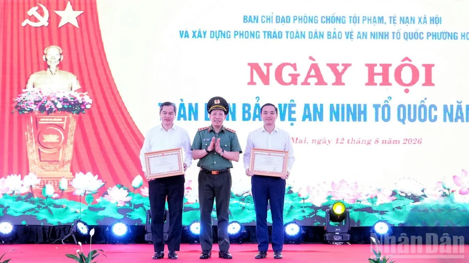 Đồng chí Đoàn Minh Huấn dự Ngày hội toàn dân bảo vệ an ninh Tổ quốc tại Nghệ An