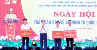 Đồng chí Đoàn Minh Huấn dự Ngày hội toàn dân bảo vệ an ninh Tổ quốc tại Nghệ An