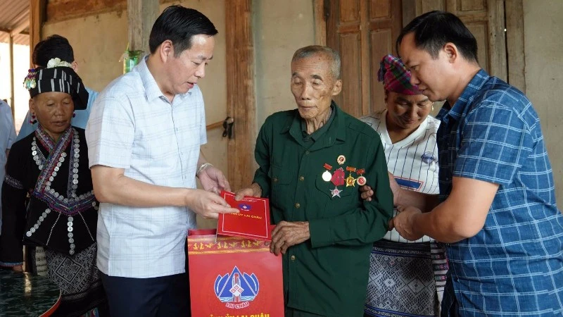 Đồng chí Đoàn Minh Huấn thăm và tặng quà các gia đình chính sách tại Lai Châu
